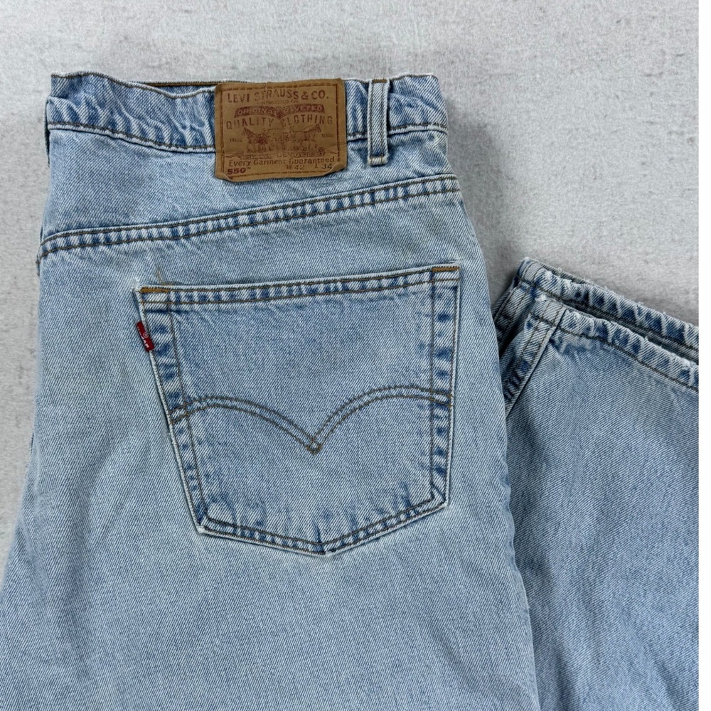Levis 550 Relaxed Fit Light Wash Blue Denim Jeans Mens 42X34 00550-4834 VTG 90s